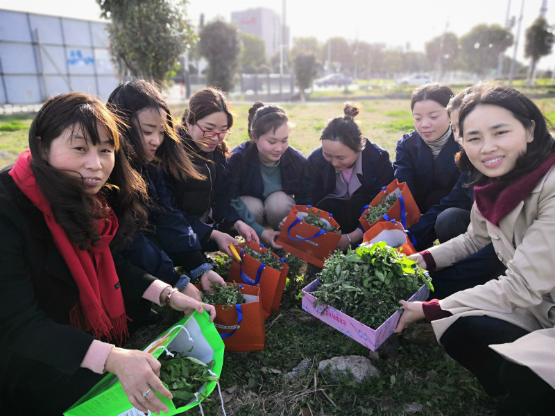 公司工會開展慶“三八女神節(jié)”女職工“挖野菜、包餛飩”活動